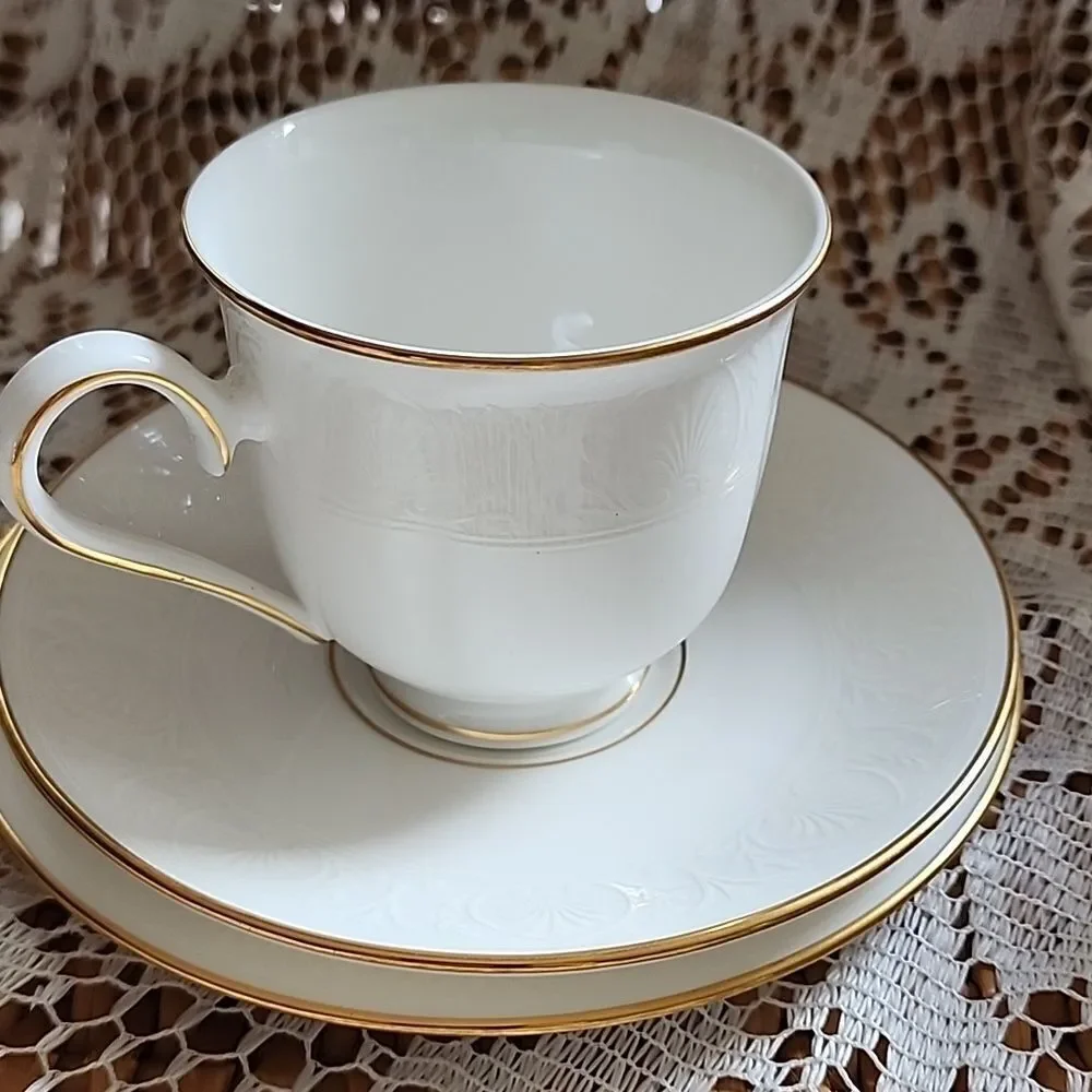 Lenox Bone china 'Hannah' Gold Band Debut Collection